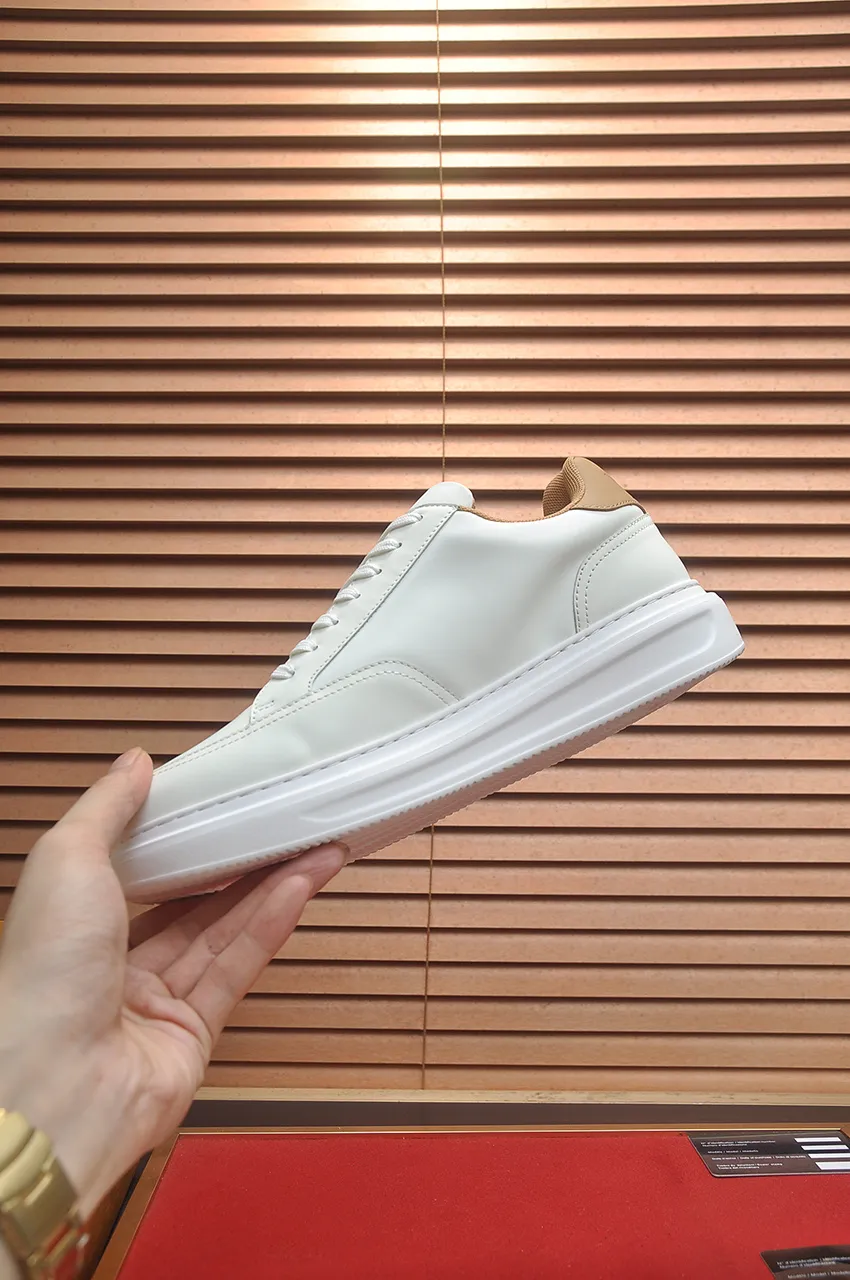 Men's men's shoes 💰640💶Original development, quality shipping, welcome to compare - LV sneaker series sports shoes introduce the loose silhouette of the ready-to-wear series into the spring and summer men's wear shows and make an eye-catching appearance. The cow leather upper is combined with rough fabric laces, and colorful beading highlights the brand's classic elements. LV letters mark the tongue and Monogram floral outsole. Mixed materials Made of top-grain cowhide, thick shoelace design, large Monogram print on the side, mesh lining and cotton feet, the comfort is as extreme as ever, premium heritage, quality first, worth owning! Size: Men’s 38-45 (45 is custom-made and cannot be returned or exchanged)